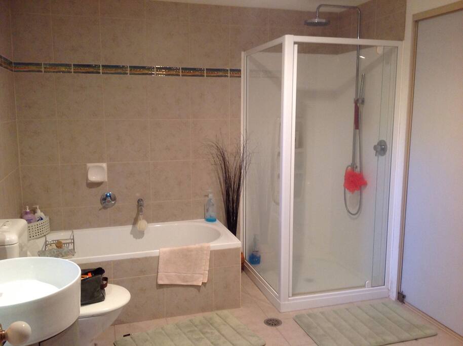 Immediate access from front door; quick walk to Lake Maquarie; short drive to Wangi shops ; 45 min drive into Newcastle; 15 Minute drive into Toronto; half hour drive to Tuggerah