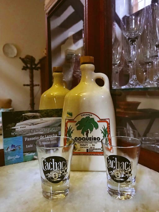 Uma dose generosa de brinde para nossos hóspedes que apreciam uma cachaça especial .