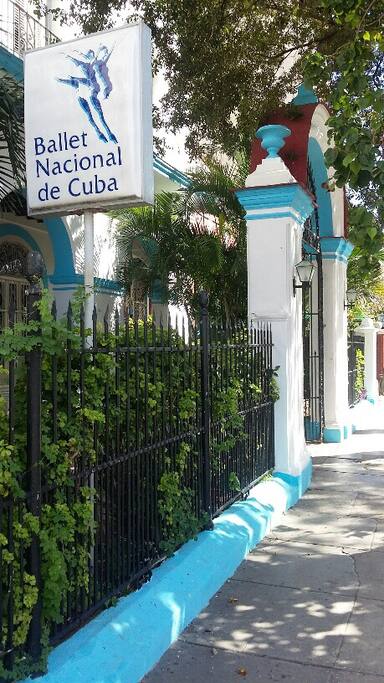 Zona muy concurrida por bailarines profesionales y niños que practican ballet clásico