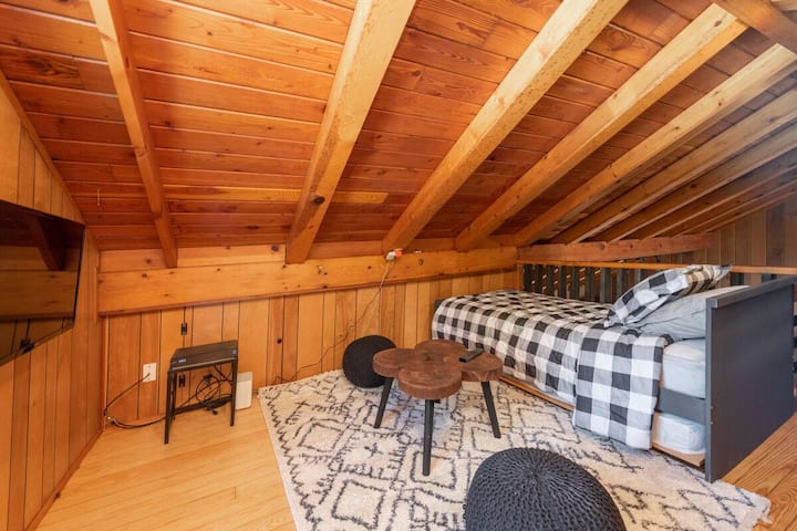 额外的阁楼空间，配有儿童玩具和一张单人床！ 