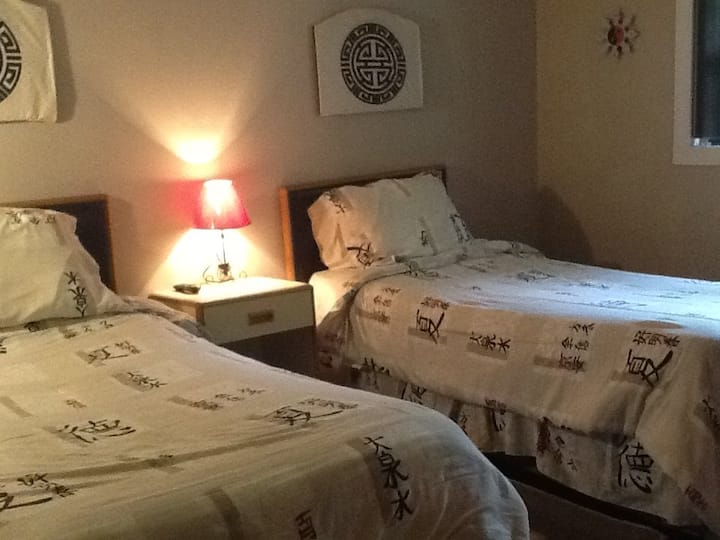 第二间卧室设有2张单人床 