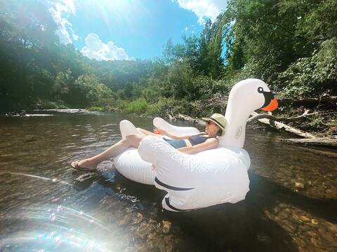 Riverfront  + Kayaks, Hot Tub, Sauna + Fire pit
