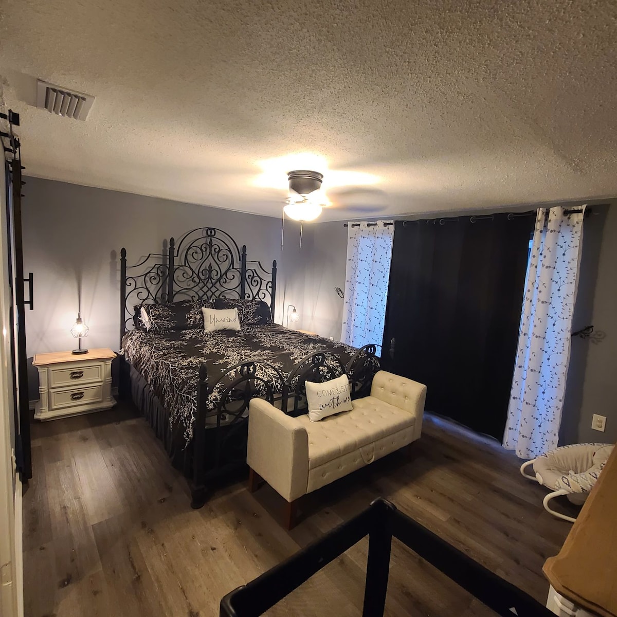 מיטה זוגית בחדר השינה הראשי