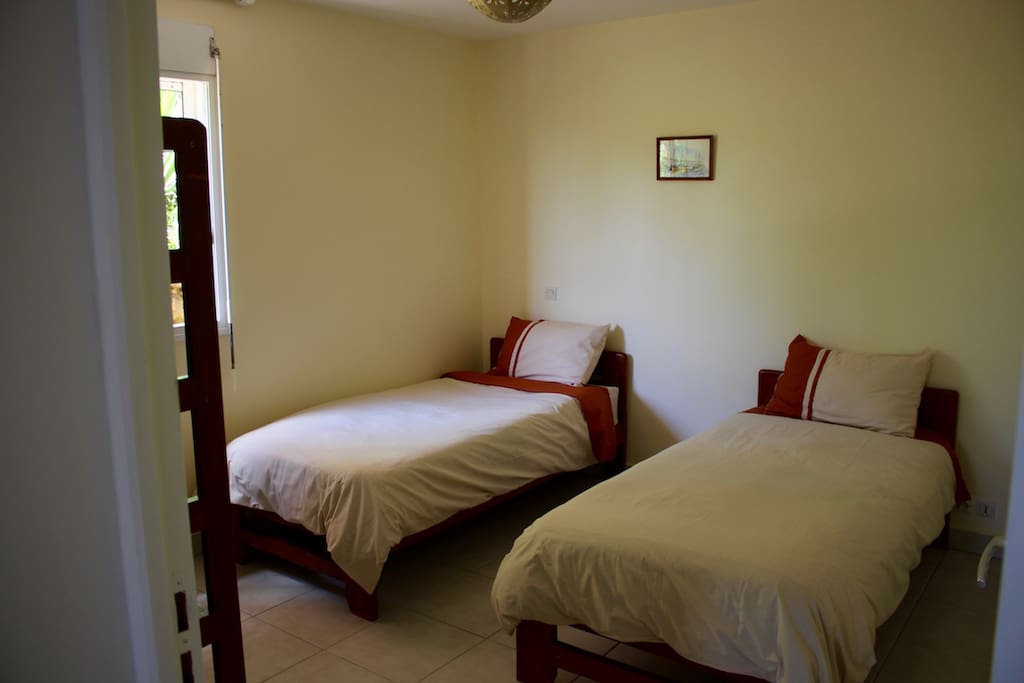 La chambre avec 2 lits simple