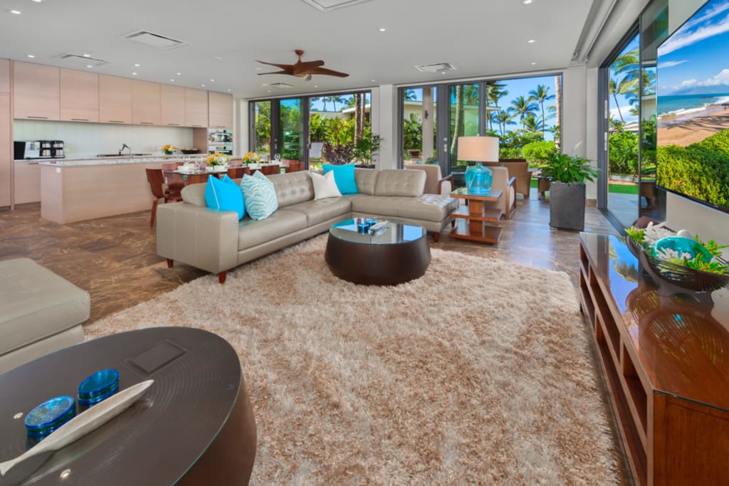Spacious Dining and Living Space w/ Leather Sofas