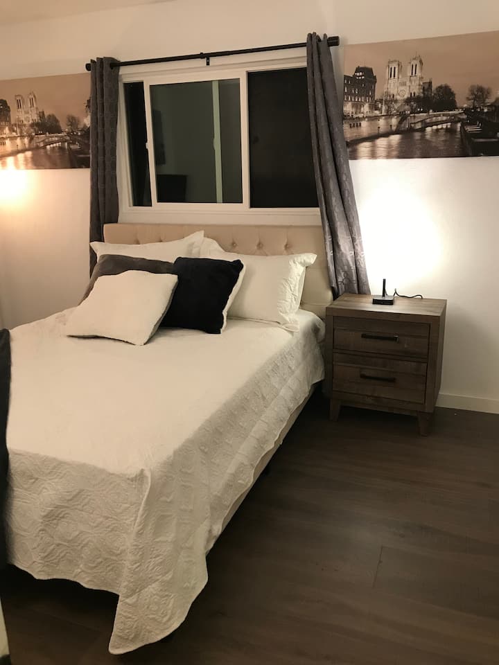 Komfortables Gästezimmer 2 mit Queensize-Bett und Roku-TV mit Spectrum-TV