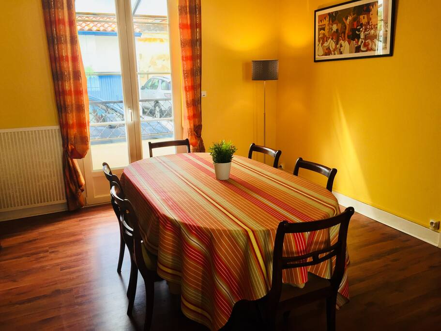 Salle à manger (ouverte sue le salon)