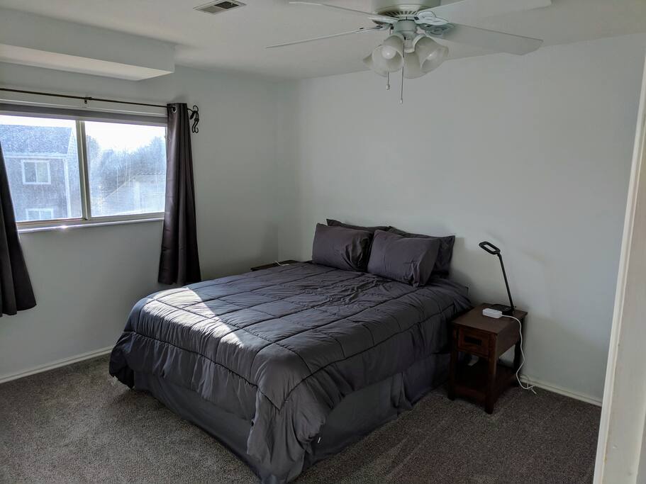 Second bedroom with queen bed