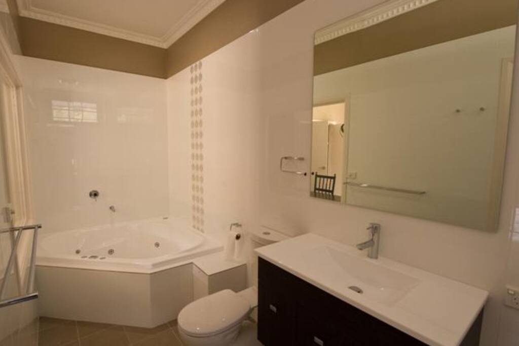 Ensuite to main bedroom