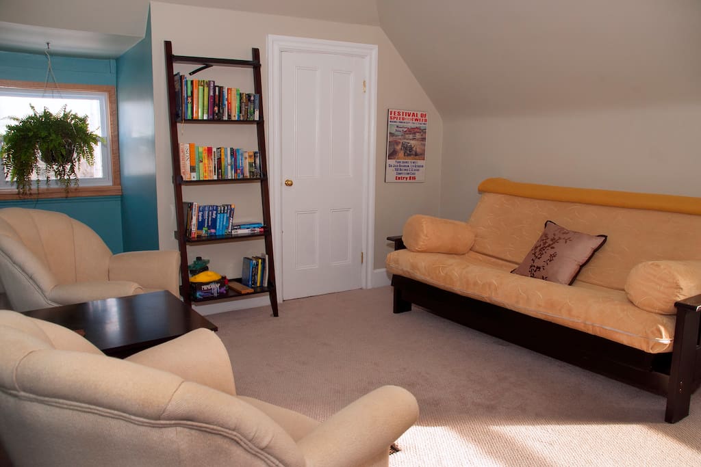 Living room with futon (sleeps 2)