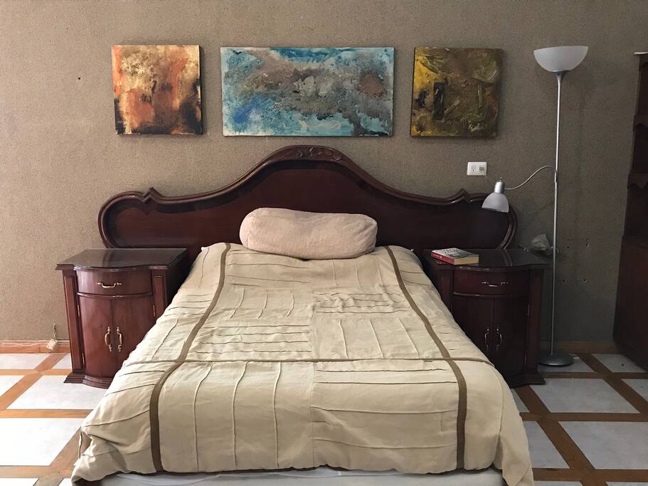 Cama queen, burós y lámpara.
