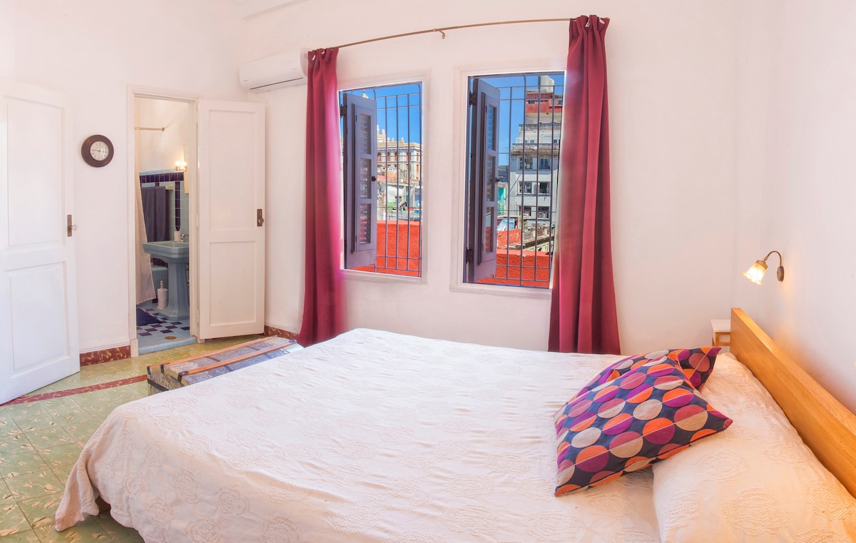 La habitación tiene vistas a la ciudad. Es cómoda y privada.
Desde esta habitación entras en el baño.
La habitación y el baño cuentan con todas las comodidades que necesitas para sentirte en casa.
