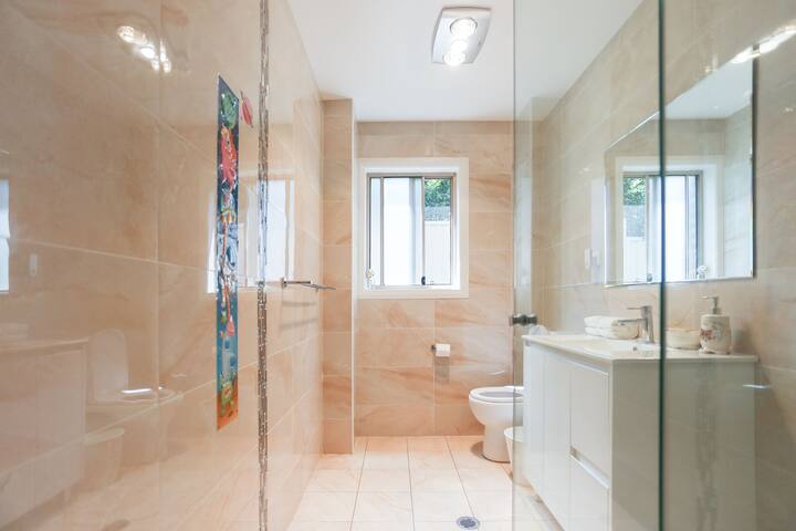 Modern & Peaceful Family home gallery image 4