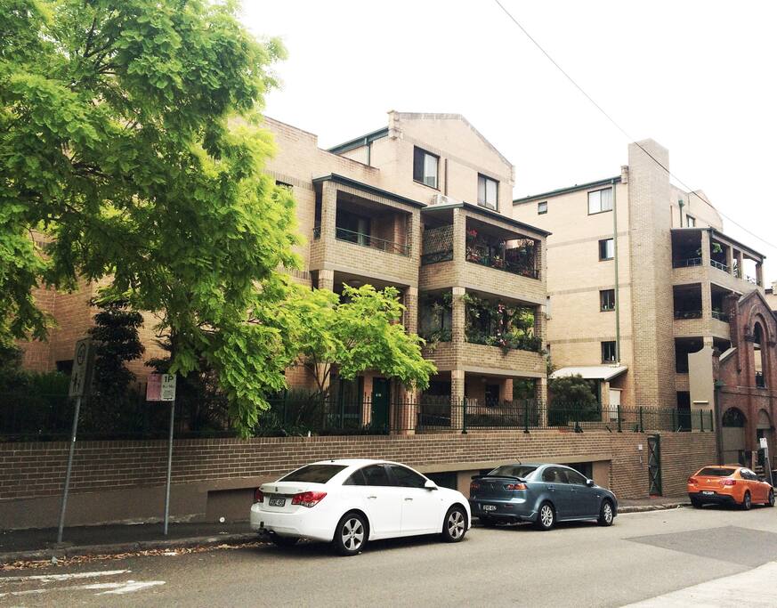 Inner city location, minutes from cafes & bars.