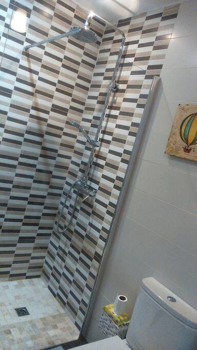 Baño con ducha y todo lo necesario