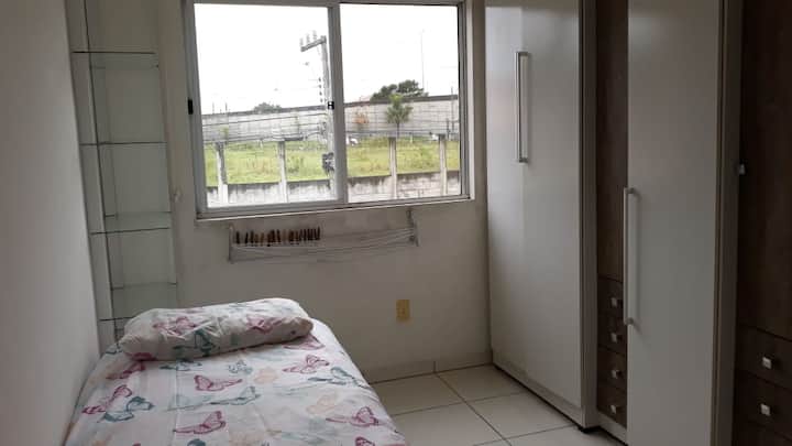 Izba s jednolôžkovou skrinkovou posteľou, prístelkou, šatníkom a ventilátorom.