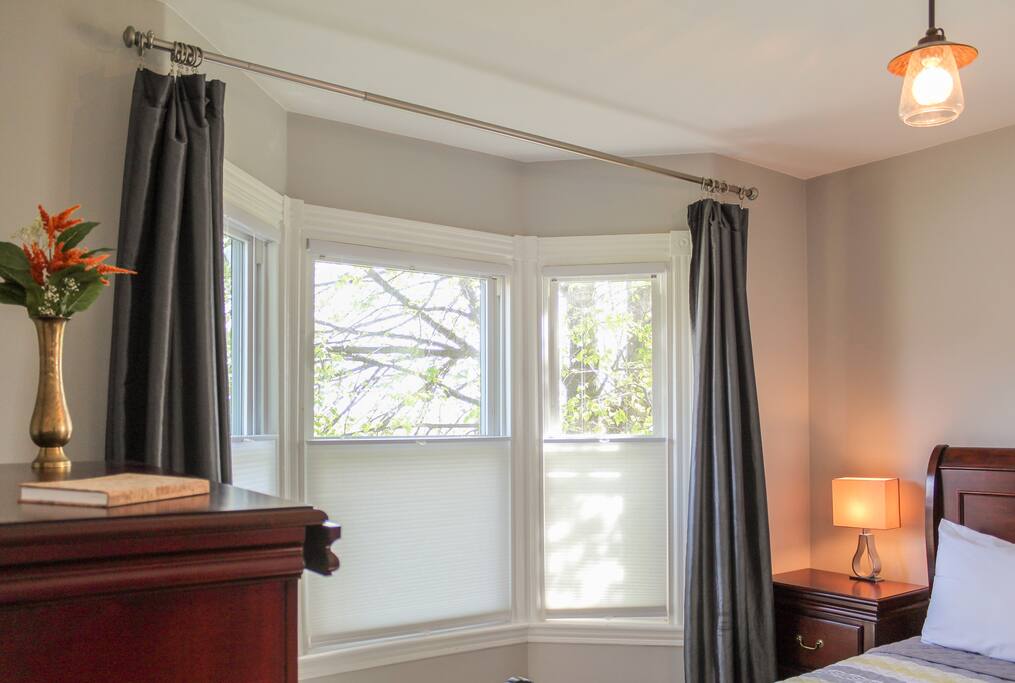 Master bedroom, with queen size bed and beautiful harbor view