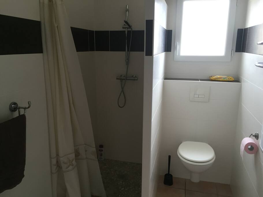 Douche dite à l'italienne.
