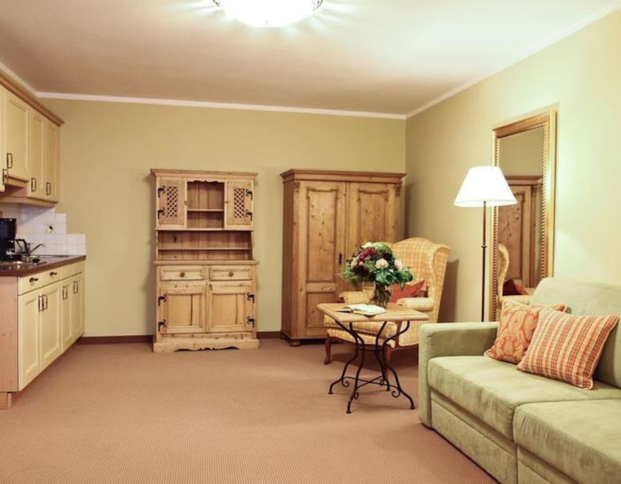 Large living room with beautiful wooden furniture / Wohnbereich mit wundervollen Altholzmöbeln