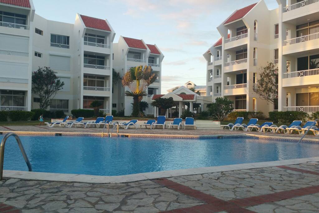 Condiminio con due piscine per adulti e bambini bar e ristorante interni..