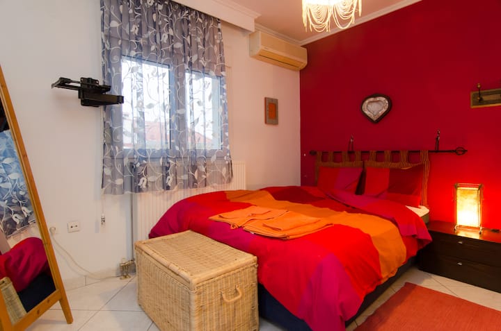 Dormitorio con cama matrimonial
