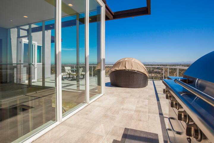Million Dollar View – Luxury atop Soledad Mountain gallery image 5