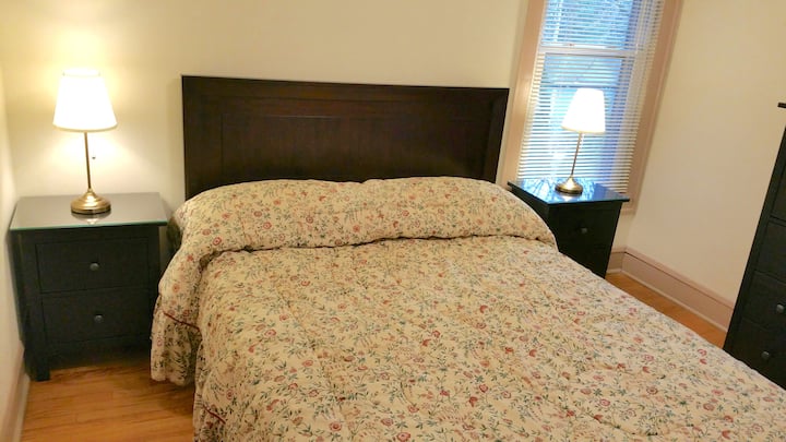 2e chambre donnant sur l'est.  2 stands de nuit avec des lampes d'un côté ou de l'autre du lit queen size