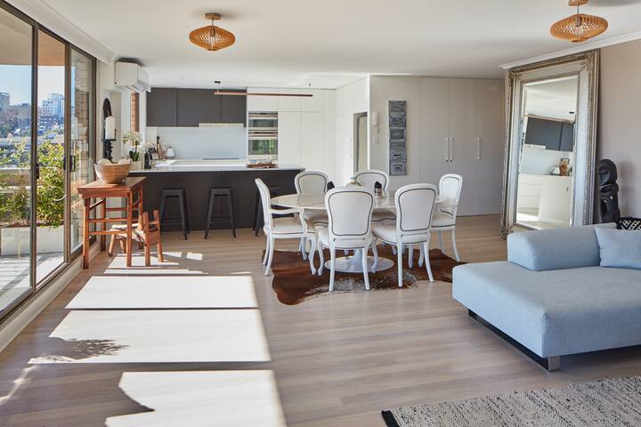 Stunning Unit City Harbour Views + Parking +BBQ gallery image 5