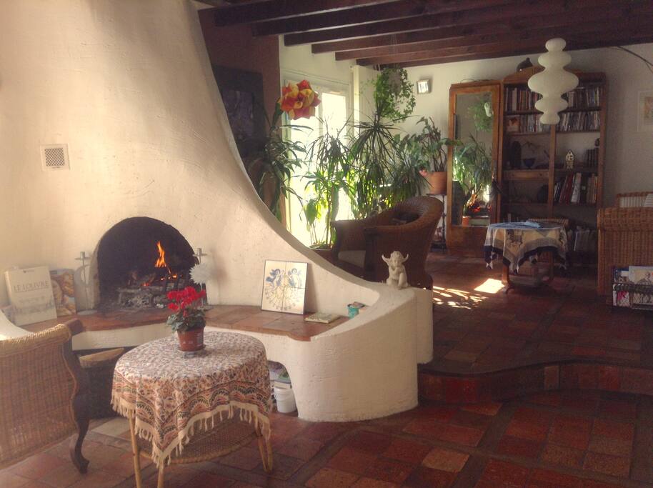 Le salon ouvert, exotique et chaleureux.