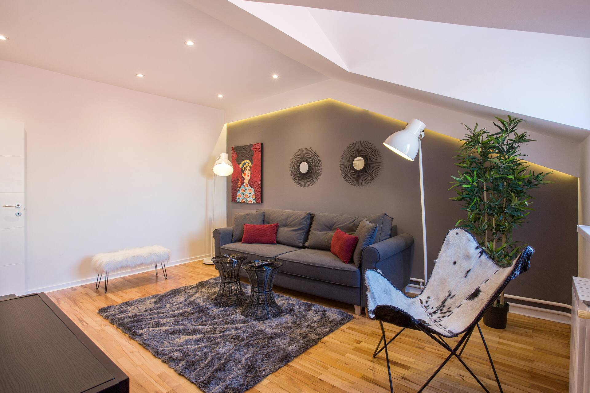 * Amazing design apt, prime location w parking * — photo 3