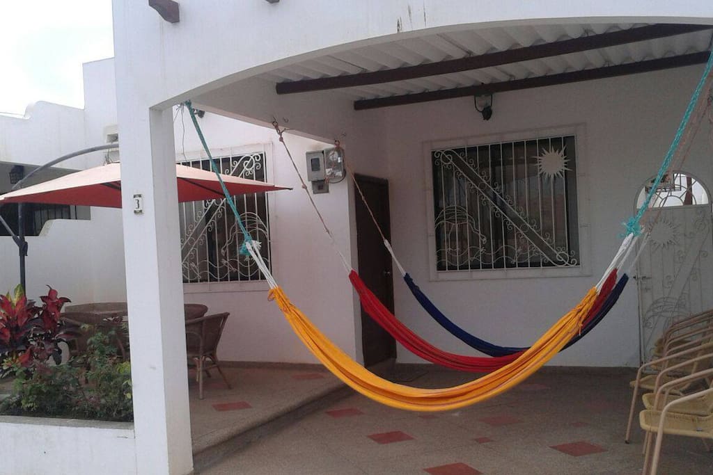 Descanso y relax en el frente de la villa, 3 hamacas y un juego de comedor con parasol para su completa comodidad.