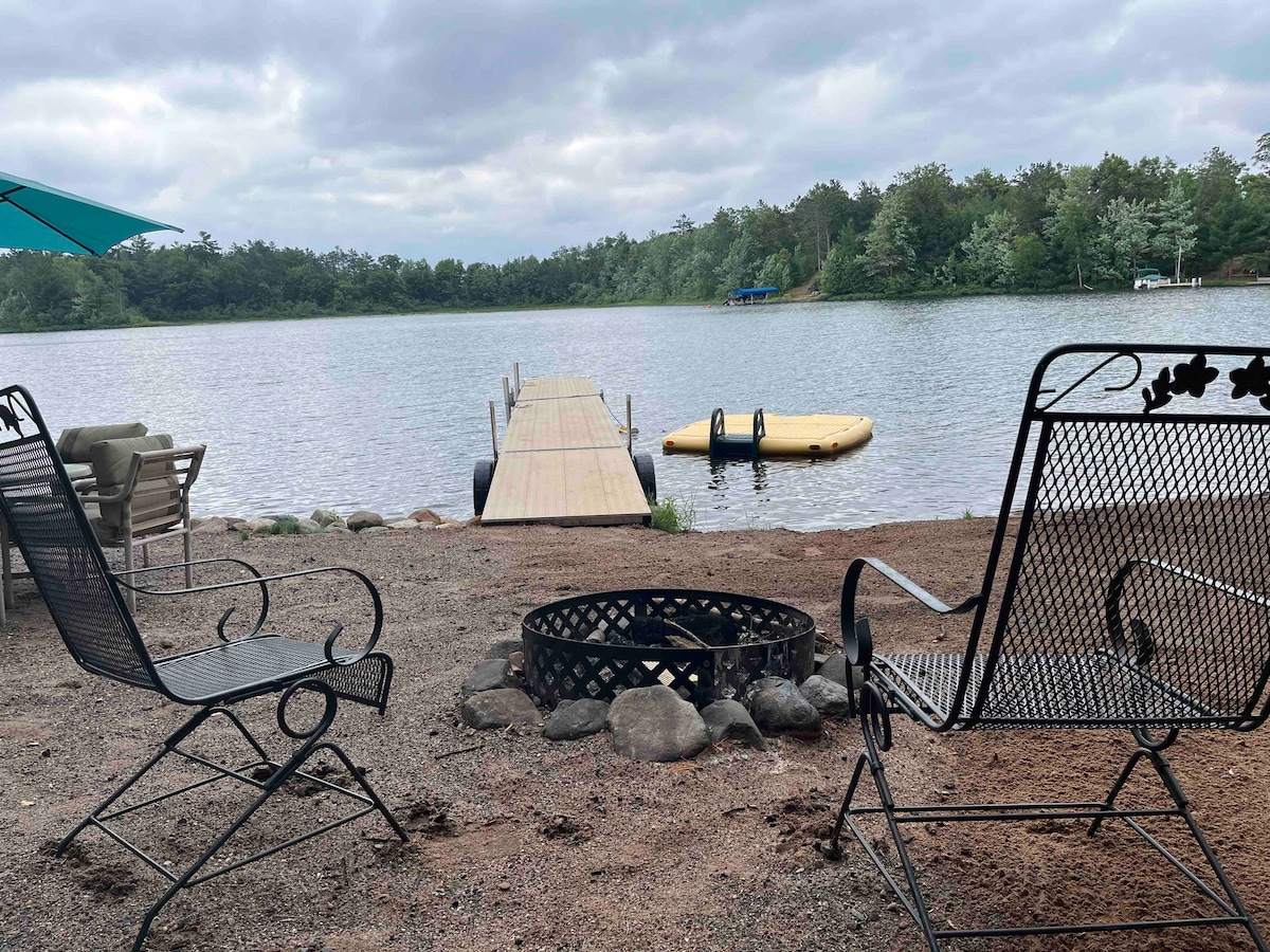 Family friendly lakeside getaway w/private beach Cabins for Rent in