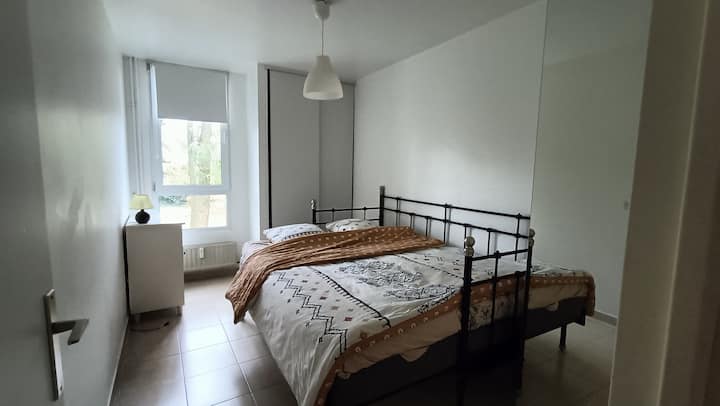 Спална соба со голем кревет 160*200 см. Спалната соба има голема соблекувална со закачалки и гардеробер.