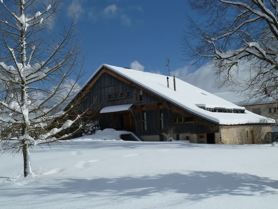 La maison en hiver côté jardin