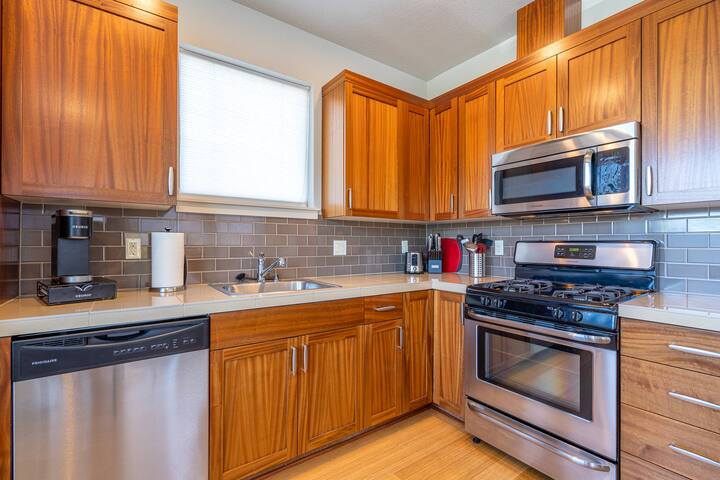 Modern 4BR home in trendy Portland neighborhood gallery image 5