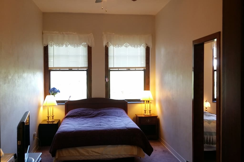 Queen Bedroom suite 109, with single
