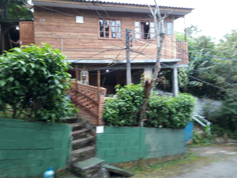 vista lateral da cabana acesso pela escada