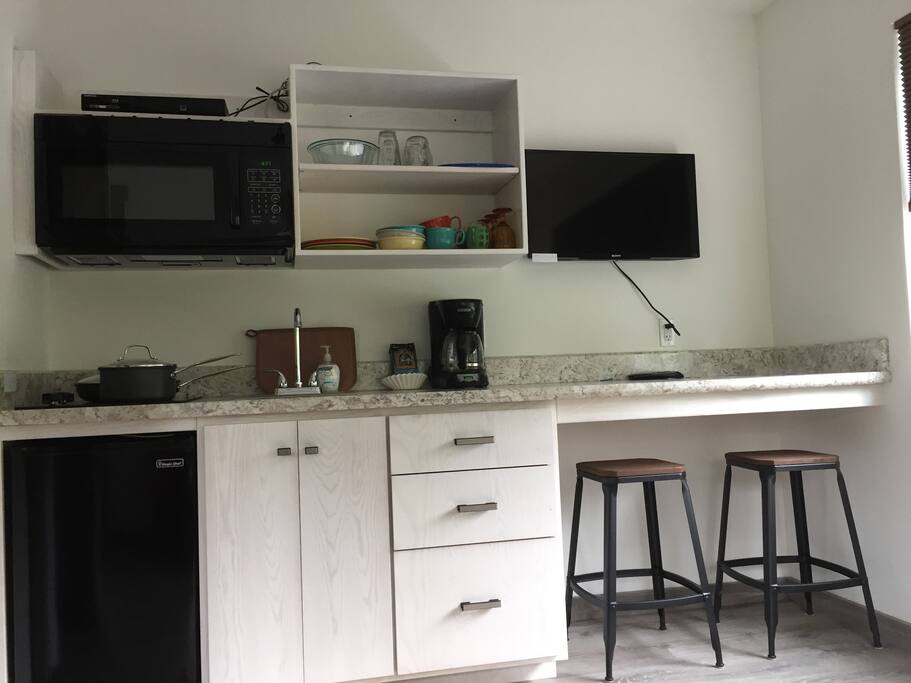 Kitchen and breakfast bar