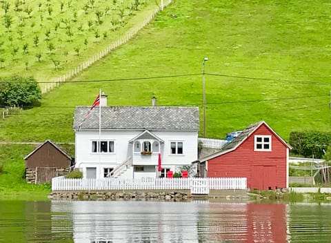Fjord Cottage in Hardanger, near Trolltunger&Flåm