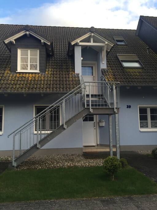 Das Haus. Der Eingang zur Wohnung befindet sich in der ersten Etage.