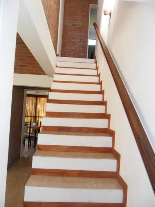 Acceso a habitación matrimonial, sanitario y deck.