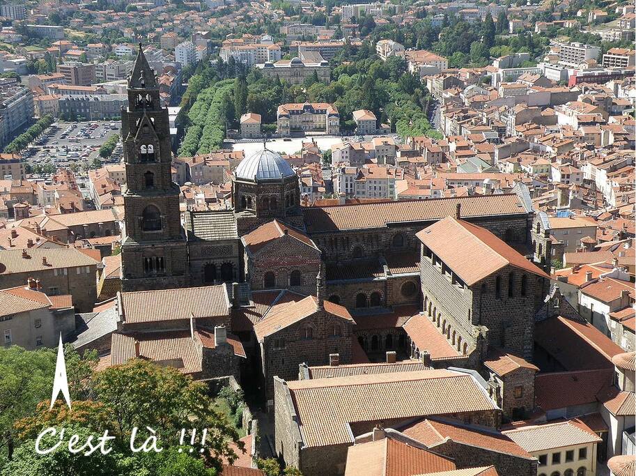 Le quartier vue de la Statue de la Vierge. Le toit de l'appartement est visible au pied du clocher à gauche.