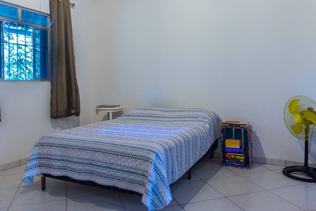 Cama de Casal com duas tomadas uma de cada lado.
