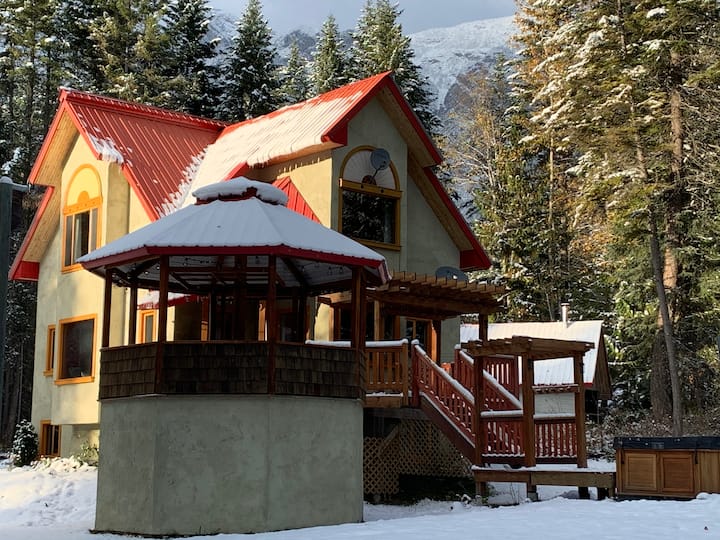 THE OUTPOST !!🏔A PRIVATE MOUNTAINSIDE GETAWAY 🏔 Chalets for Rent in