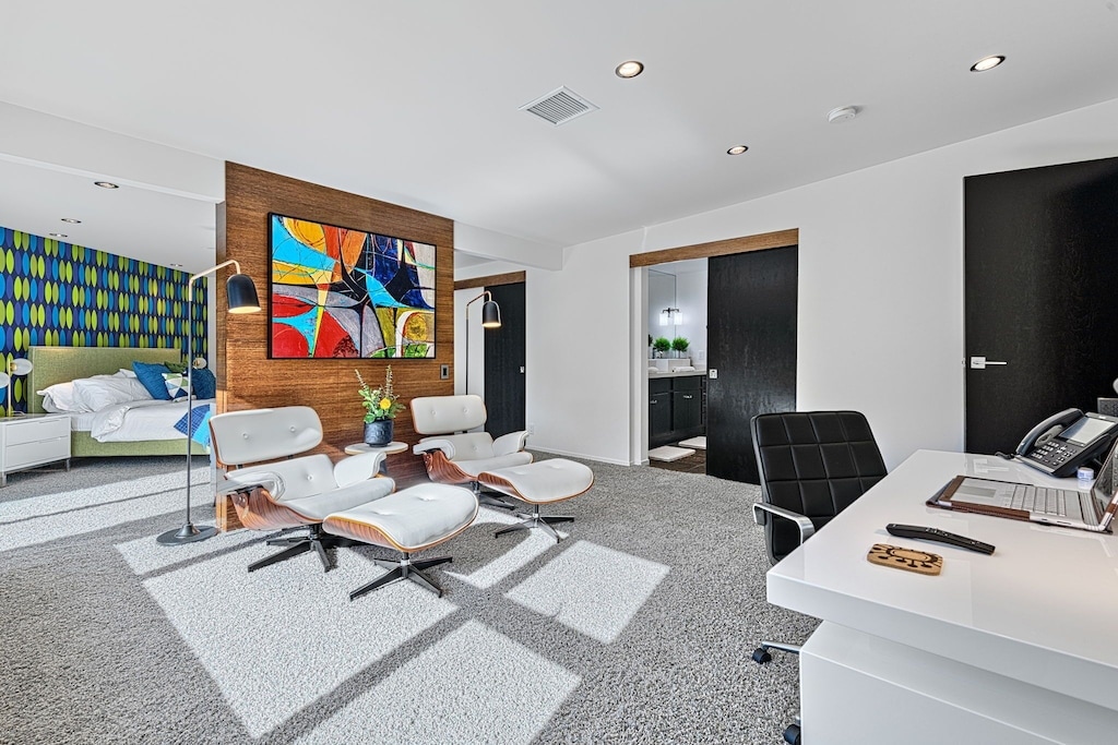 חדר שינה ראשי ואזור ישיבה