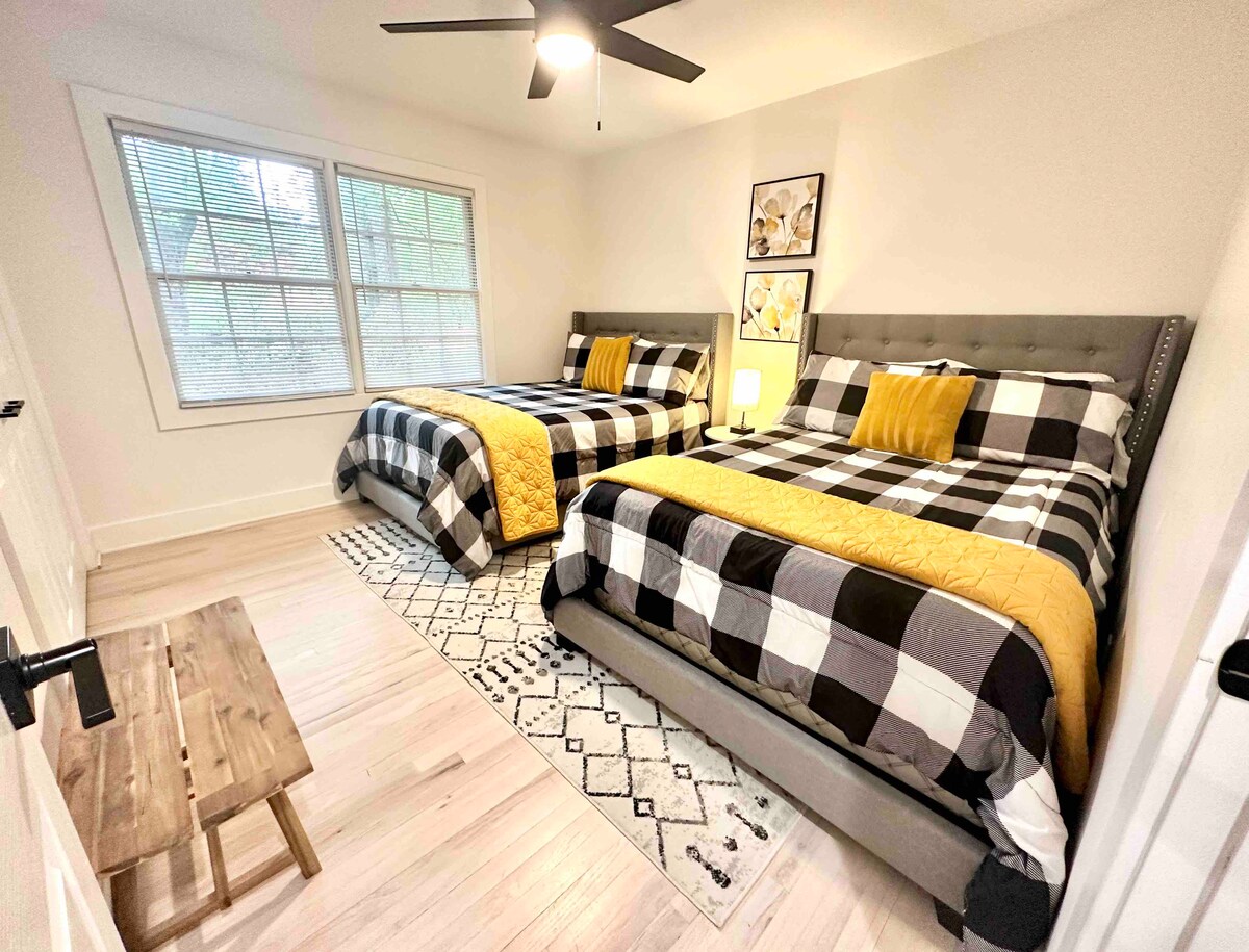 Втората спална соба има два кревета со целосна големина.  Има чиста и префинета палета.   Има тавански вентилатор со светлина, како и плакар.  Клупата служи како држач за седење со двојна намена и држач за багаж. 