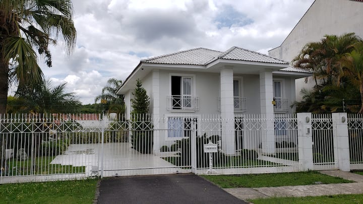 Vacation heated pool 4 bedrooms large garden