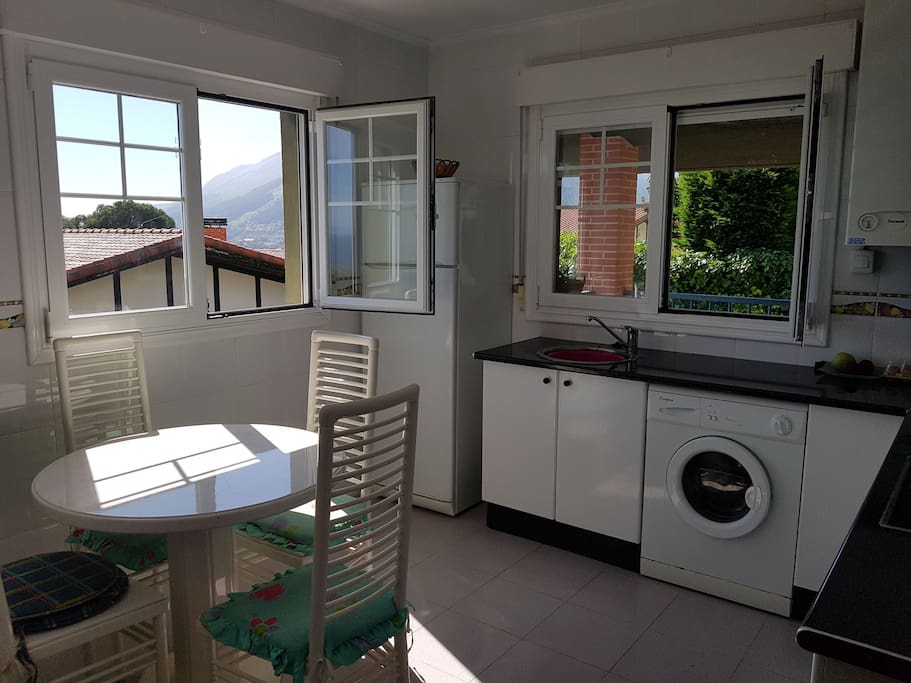 cocina con acceso a terraza por la ventana