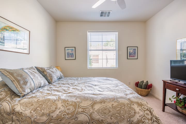 Second bedroom with Queen size bed