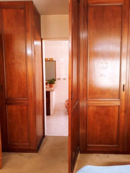 closet y entrada al baño en suite del dormitorio 2